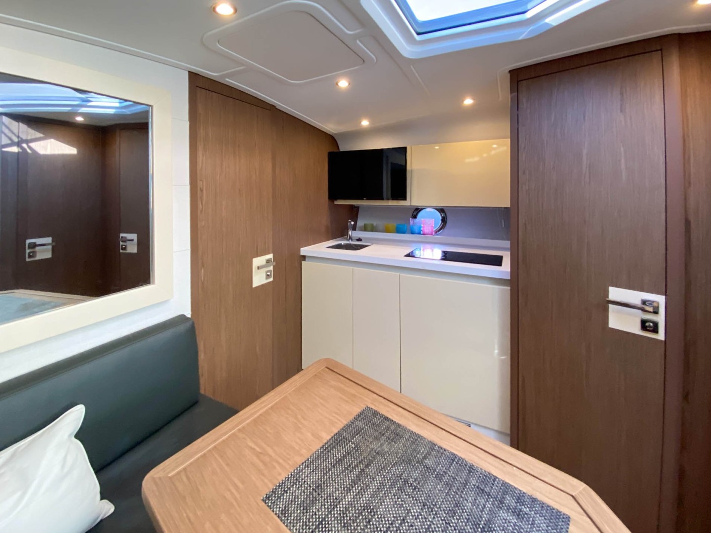 Beneteau-Gran Turismo 40 2019-007 Aventura-Florida-United States-Salon Looking to Galley-1667288 | Thumbnail