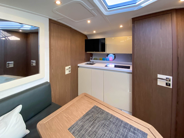 Beneteau-Gran Turismo 40 2019-007 Aventura-Florida-United States-Salon Looking to Galley-1667288