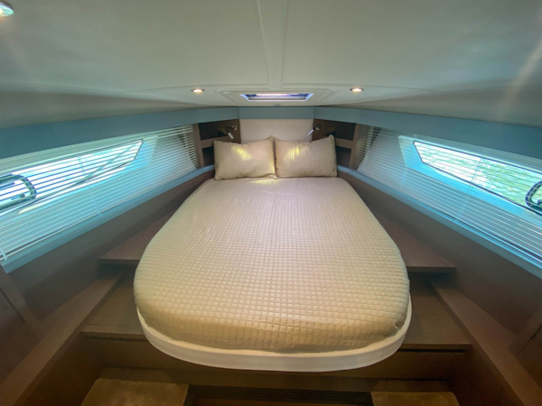 Beneteau-Gran Turismo 40 2019-007 Aventura-Florida-United States-Forward Walkaround Island Berth-1667290
