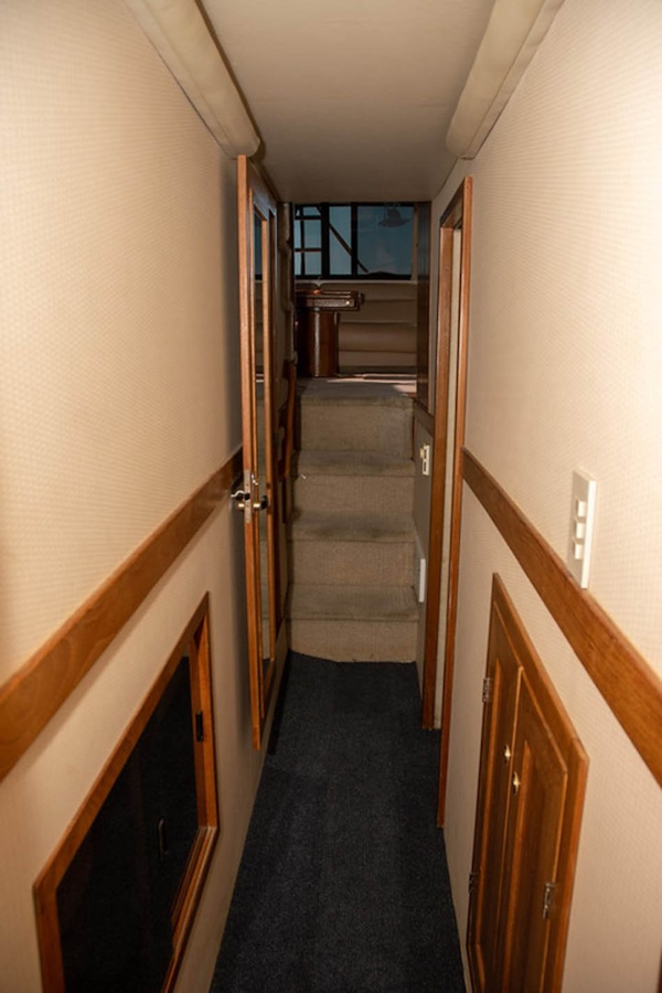 Bayliner-4788 Pilothouse 1998-J&B Mount Pleasant-South Carolina-United States-Hall Looking Aft-1675795