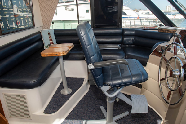 Bayliner-4788 Pilothouse 1998-J&B Mount Pleasant-South Carolina-United States-Pilothouse Helm Seat and Dinette-1675812