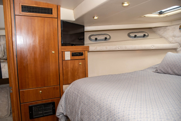 Bayliner-4788 Pilothouse 1998-J&B Mount Pleasant-South Carolina-United States-Master Stateroom Hanging Lockers and Flatscreen TV-1675785