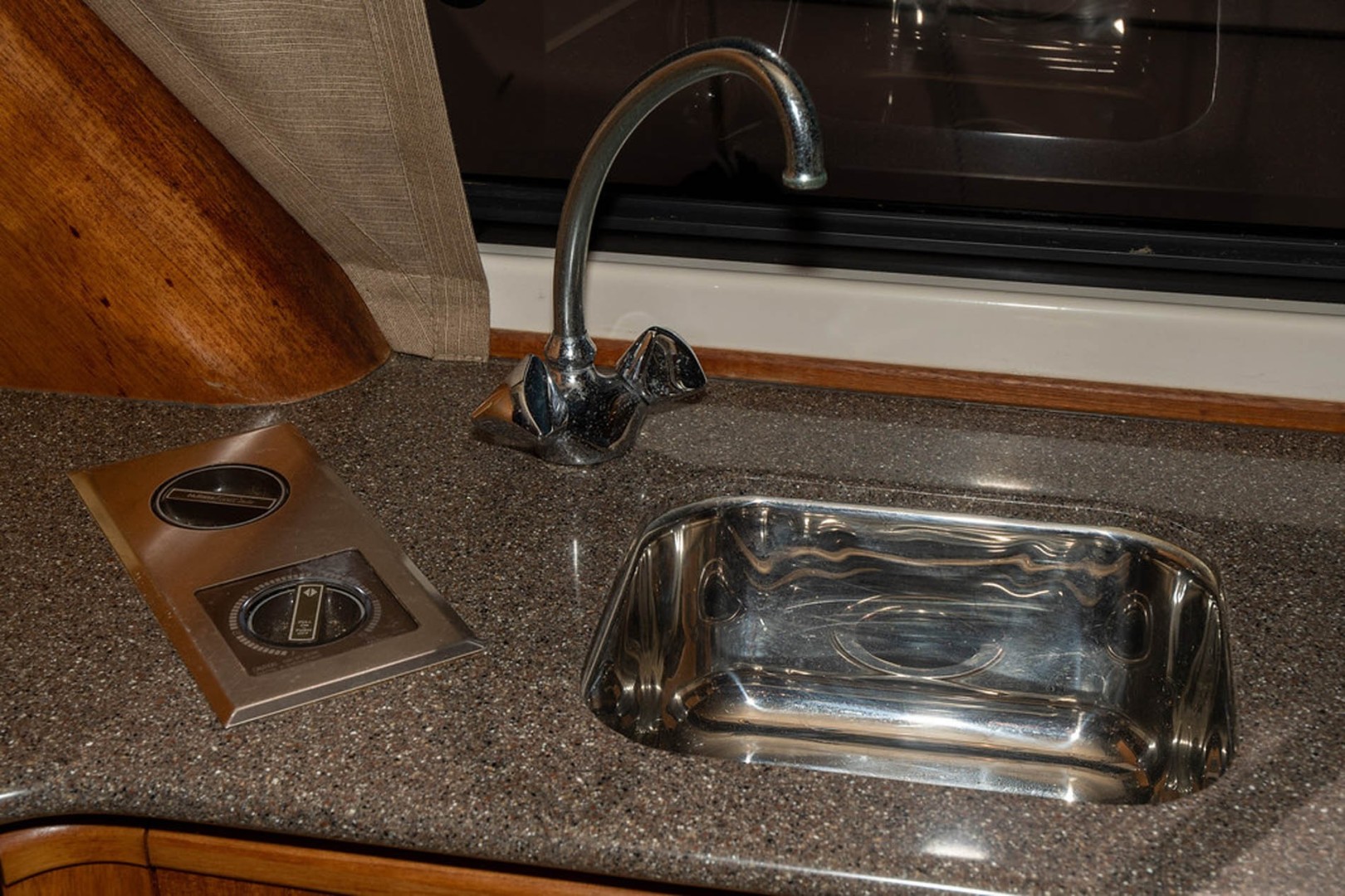 Bayliner-4788 Pilothouse 1998-J&B Mount Pleasant-South Carolina-United States-Sink and Nutone Blender-1675777 | Thumbnail