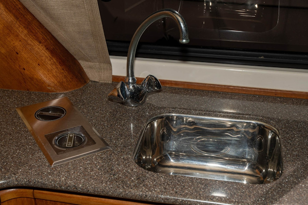 Bayliner-4788 Pilothouse 1998-J&B Mount Pleasant-South Carolina-United States-Sink and Nutone Blender-1675777