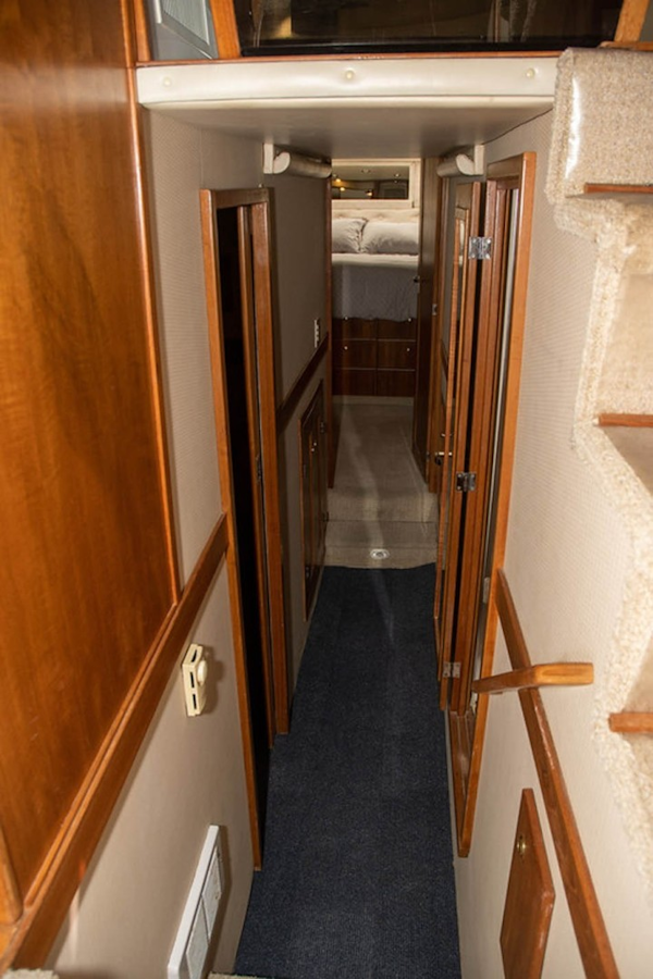Bayliner-4788 Pilothouse 1998-J&B Mount Pleasant-South Carolina-United States-Hallway looking Forward-1675783