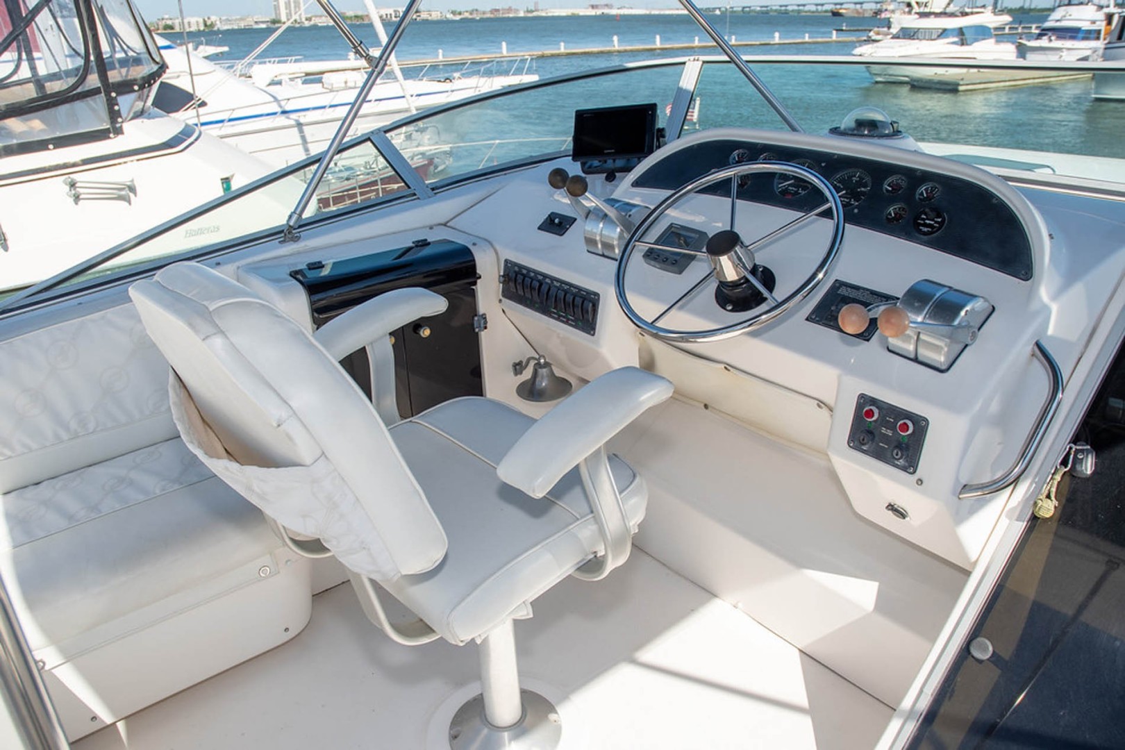 Bayliner-4788 Pilothouse 1998-J&B Mount Pleasant-South Carolina-United States-Flybridge Helm Station-1675824 | Thumbnail