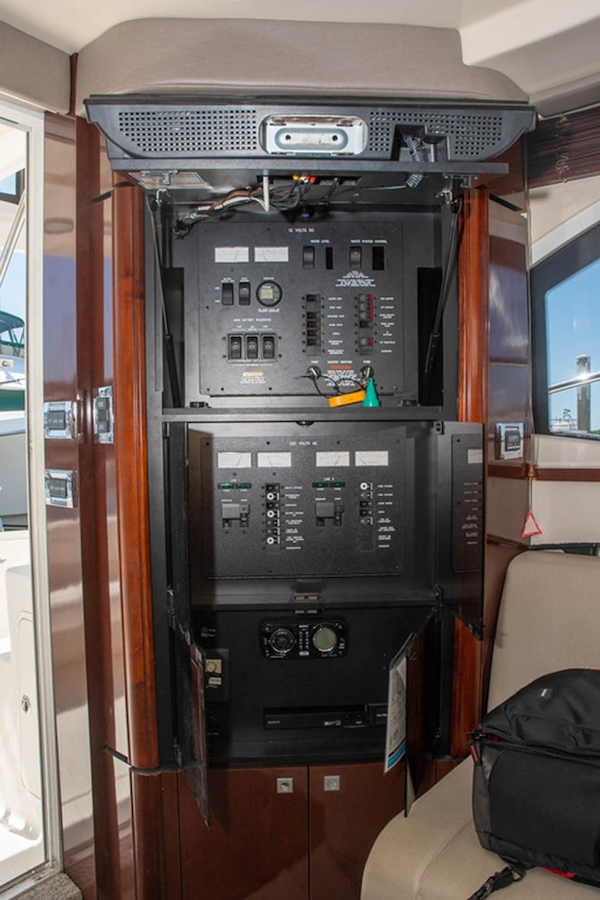 Sea Ray-Sedan Bridge 390 2010-Bad Decision Charleston-South Carolina-United States-Electrical Panel-1681715