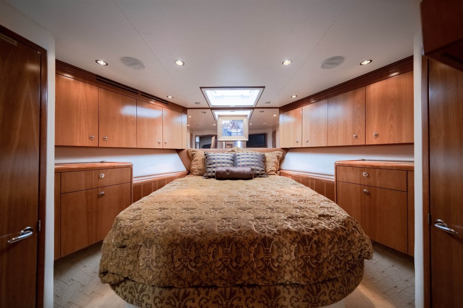 Hatteras-68 Convertible 2006-Dr. Dark Boca Raton-Florida-United States-Queen Bow Guest Stateroom-1685761 | Thumbnail
