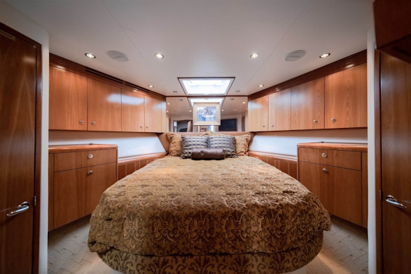 Hatteras-68 Convertible 2006-Dr. Dark Boca Raton-Florida-United States-Queen Bow Guest Stateroom-1685761