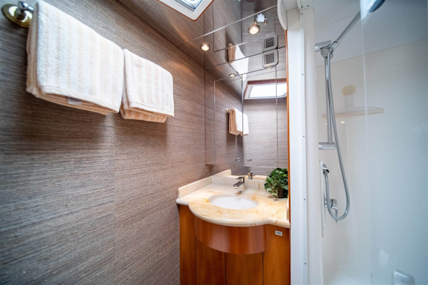 Hatteras-68 Convertible 2006-Dr. Dark Boca Raton-Florida-United States-Sink and Shower-1685776