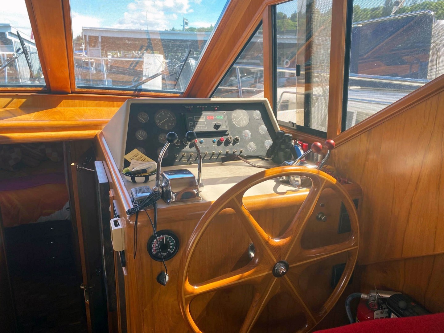 Ocean Alexander-Sedan Bridge 1993-Bird of Paradise Seattle-Washington-United States-Helm-1687864 | Thumbnail