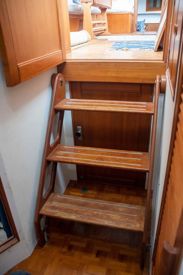 Grand Banks-42 Classic 1993-GOOD DAY Mount Pleasant-South Carolina-United States-Steps to Forward Guest Stateroom-1700988