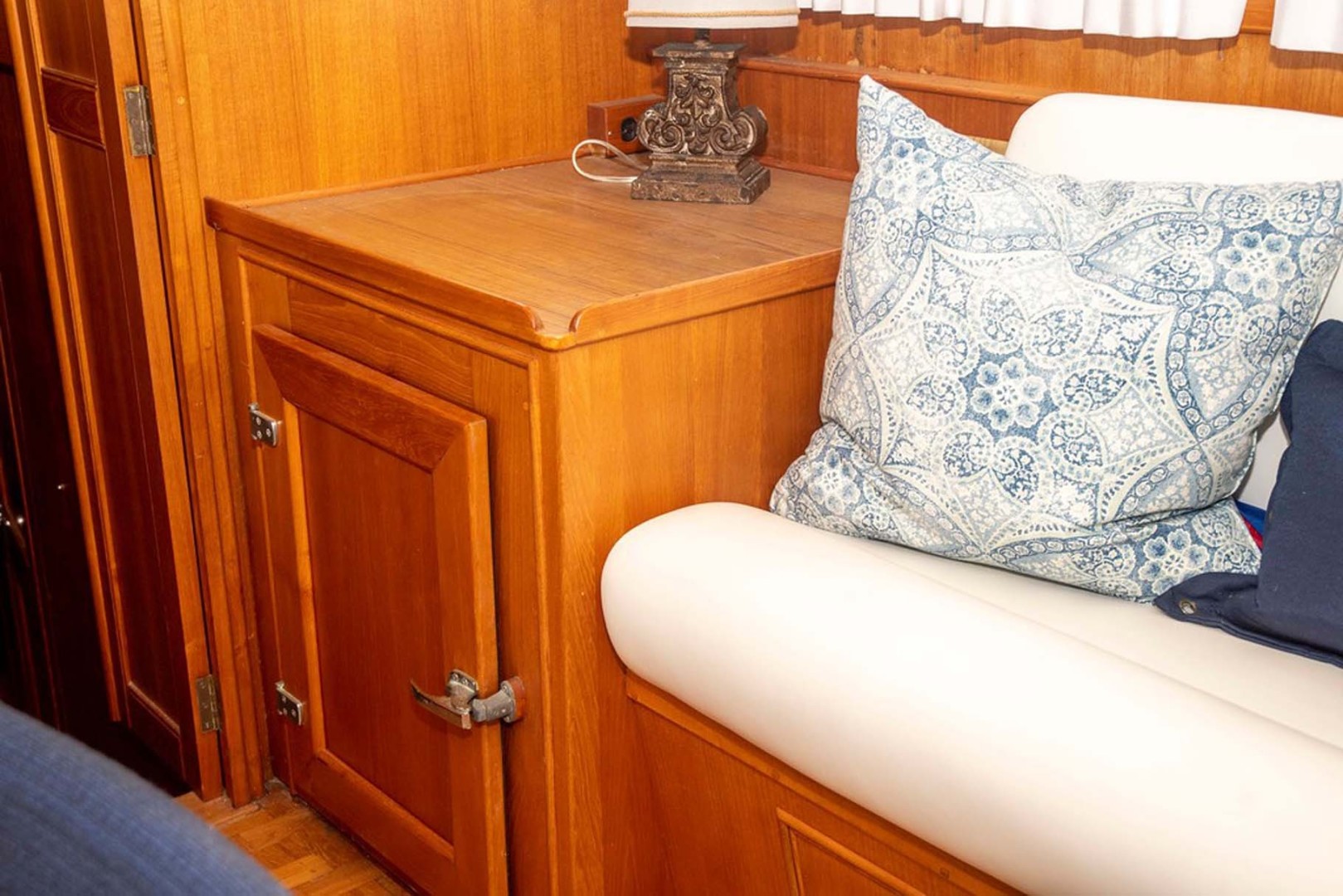 Grand Banks-42 Classic 1993-GOOD DAY Mount Pleasant-South Carolina-United States-Settee and Storage Cabinet-1700962 | Thumbnail