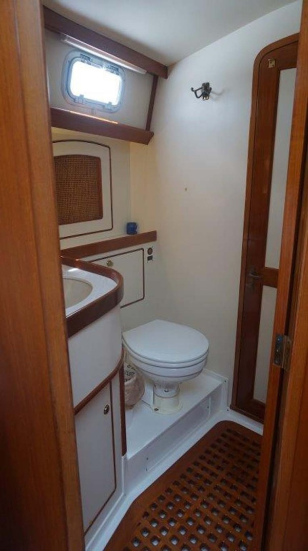 Little Harbor-WhisperJet Flybridge Cruiser 1999-Sheer Luck Marco Island-Florida-United States-Master Head-1722845