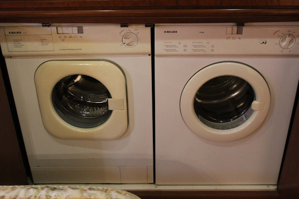 Carver-53 Voyager 1998-Sitting Duck Cape Coral-Florida-United States Washer & Dryer-1724553