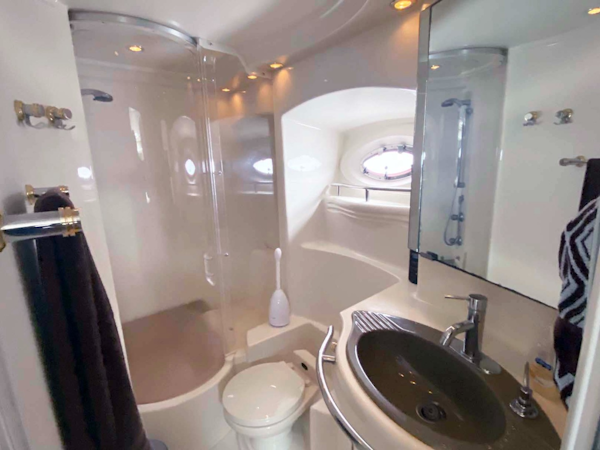 Maxum-4600 SCB 2000-Four Cs Seattle-Washington-United States-Master Head and Shower-1726709