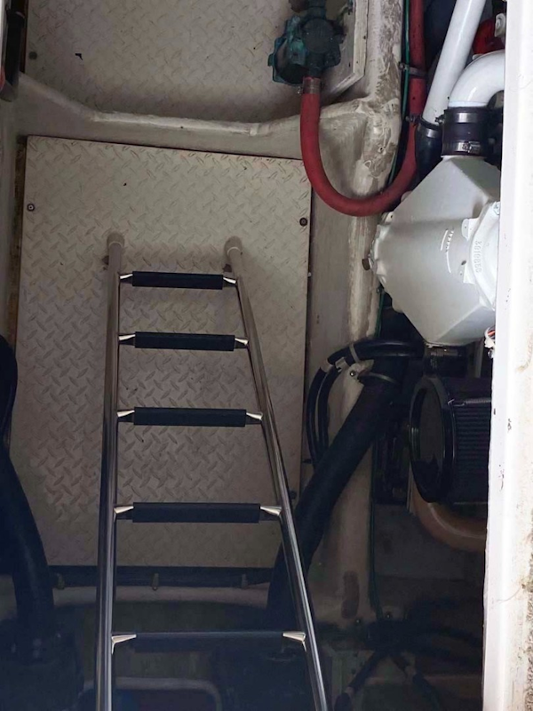 Maxum-4600 SCB 2000-Four Cs Seattle-Washington-United States-Engine Room Ladder Access-1726717