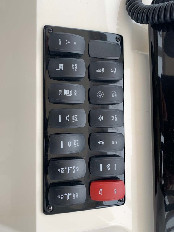 Carver-C40 Command Bridge 2014-FINAL TOUCH Charlestown-Massachusetts-United States-Helm Switches with Remote Fuel Transfer-1728541
