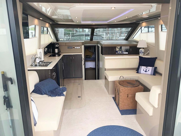 Carver-C40 Command Bridge 2014-FINAL TOUCH Charlestown-Massachusetts-United States-Salon Grand View-1728523