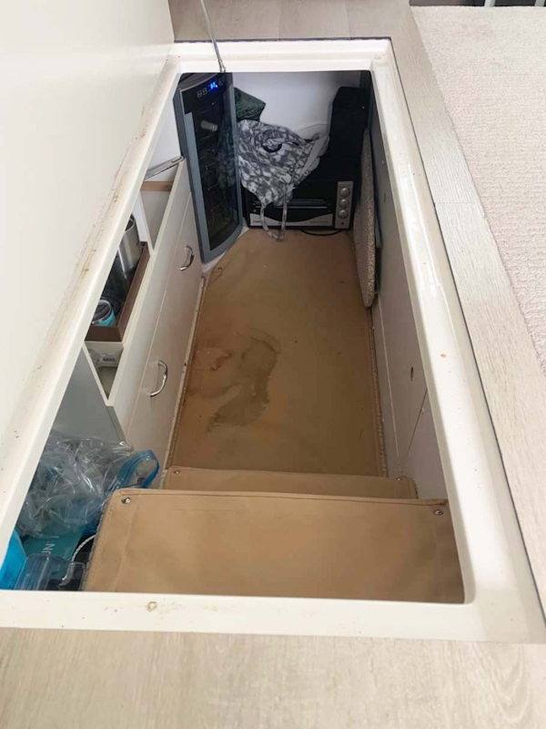 Carver-C40 Command Bridge 2014-FINAL TOUCH Charlestown-Massachusetts-United States-Salon Large Storage Compartment with Wine Chiller-1728526