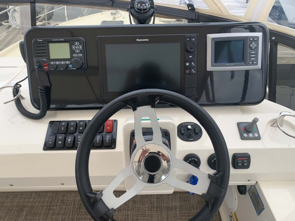 Carver-C40 Command Bridge 2014-FINAL TOUCH Charlestown-Massachusetts-United States-Helm-1728538