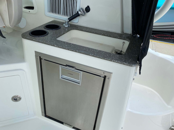 Boston Whaler-315 Conquest 2018 -Key Largo-Florida-United States-Wet Bar with Refrigerator-1733289