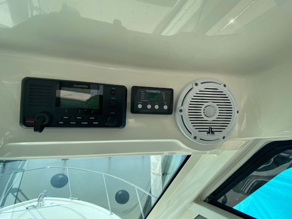 Boston Whaler-315 Conquest 2018 -Key Largo-Florida-United States-Overhead Garmin VHF, Dometic and Speaker-1733281