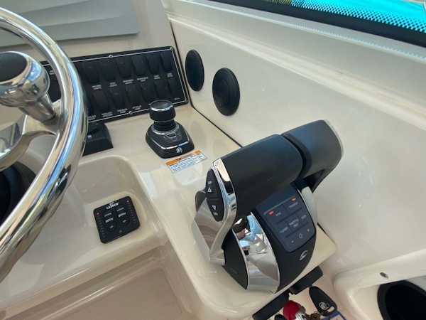 Boston Whaler-315 Conquest 2018 -Key Largo-Florida-United States-Switches Joystick and Throttle-1733285