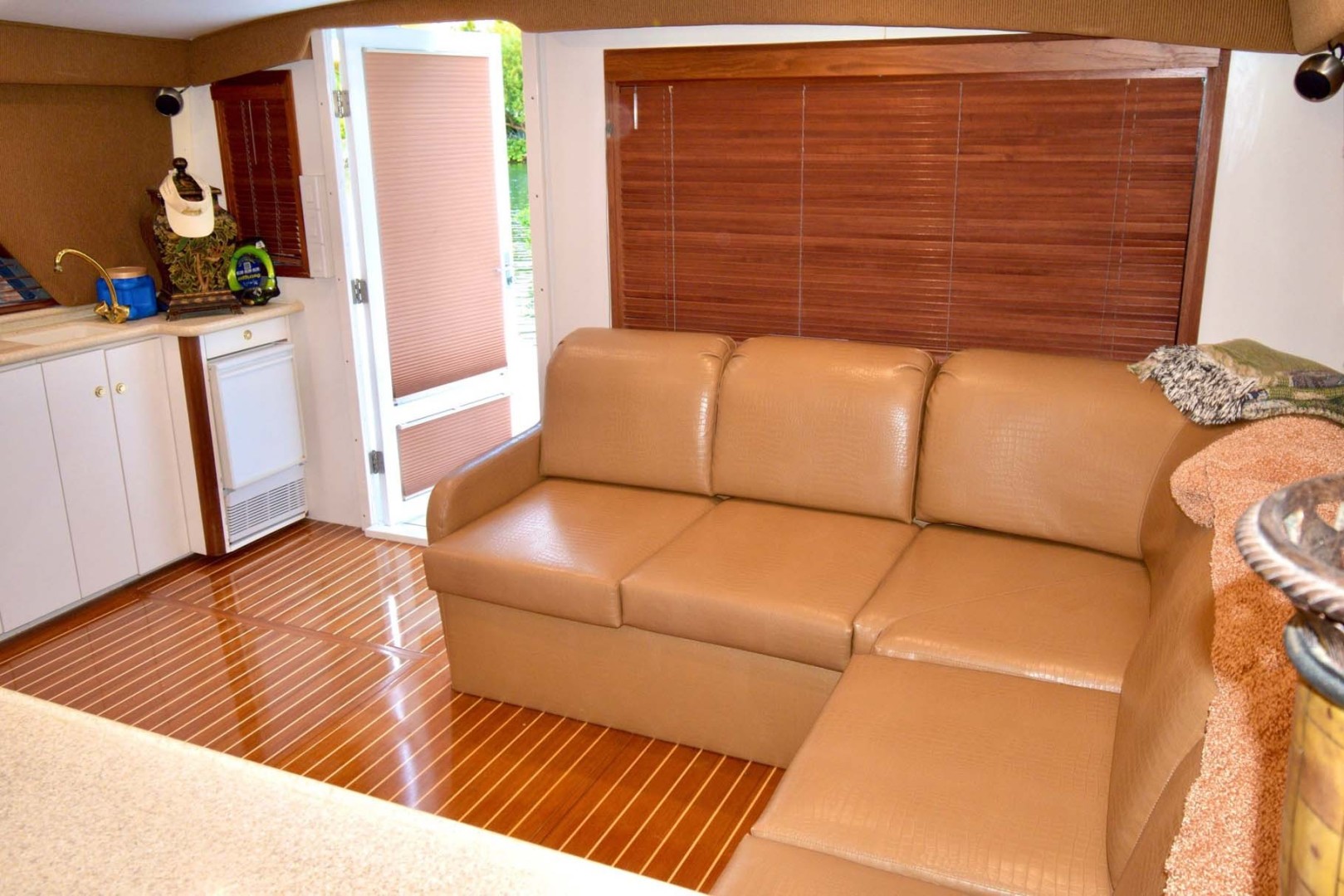 Bertram-54 Convertible 1981-Extractor Marathon-Florida-United States-Salon L-Shaped Sofa-1807115 | Thumbnail