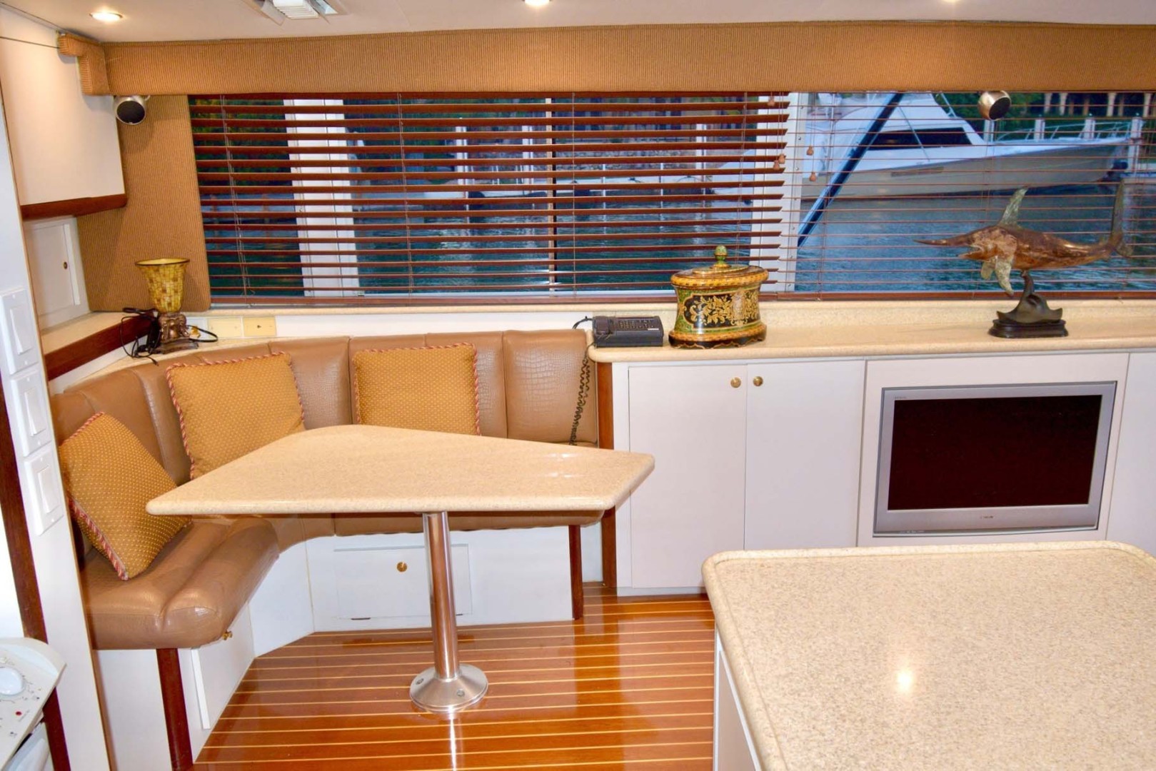 Bertram-54 Convertible 1981-Extractor Marathon-Florida-United States-Dinette-1807121 | Thumbnail