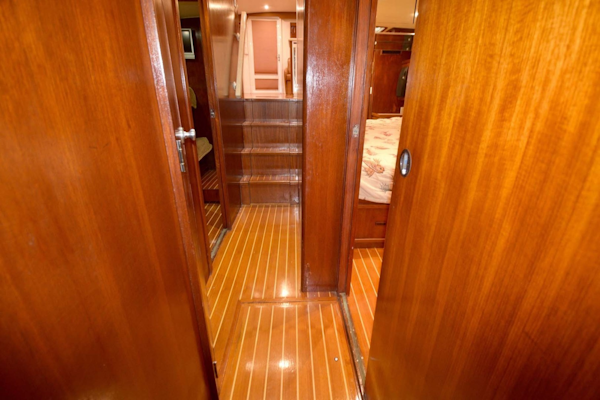Bertram-54 Convertible 1981-Extractor Marathon-Florida-United States-Companionway-1807123
