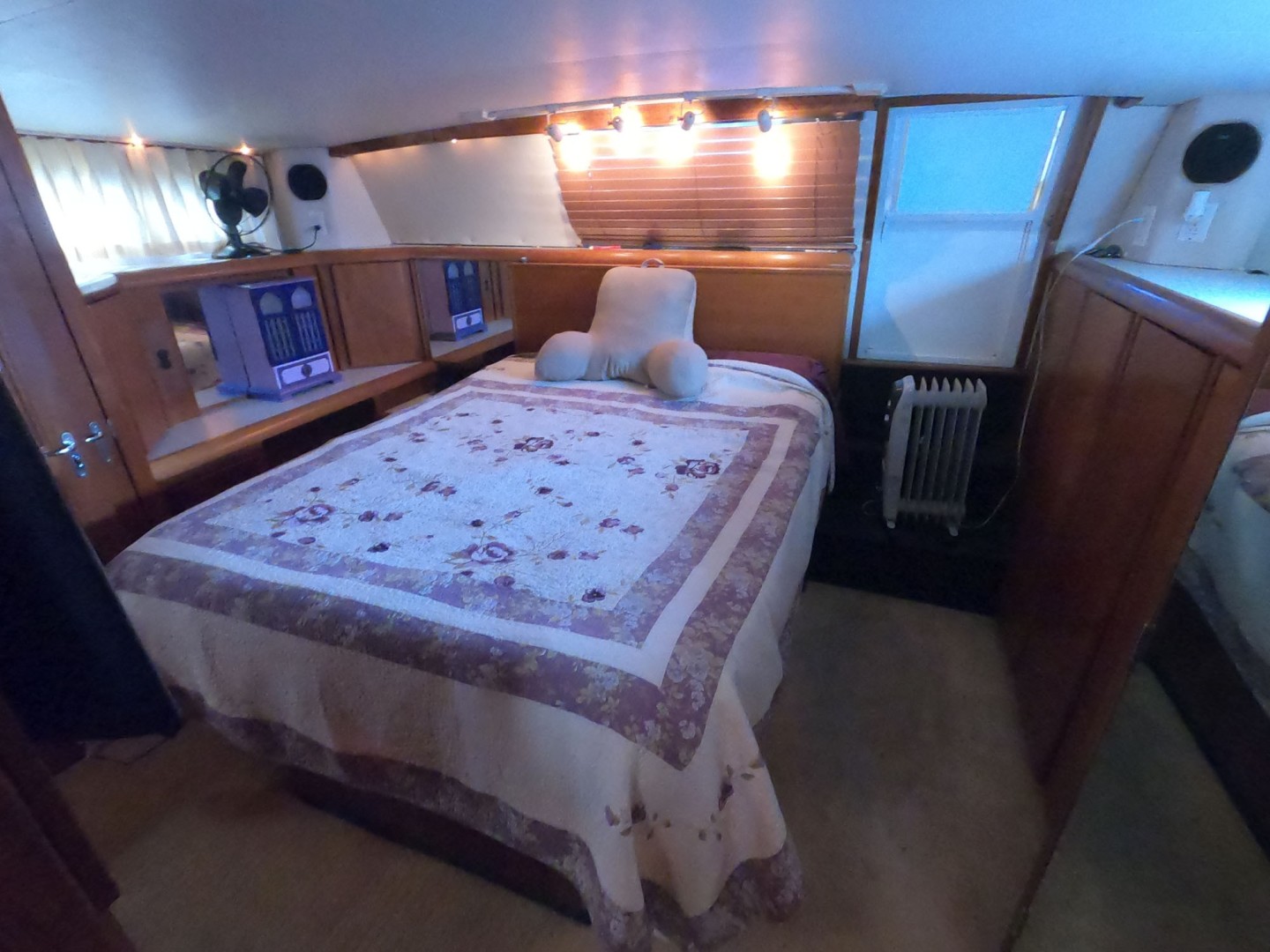 Californian-52 Cockpit Motor Yacht 1990-Thisle Dew Port Angeles-Washington-United States-Queen Centerline Bed with New Memory Foam Mattress-1776688 | Thumbnail