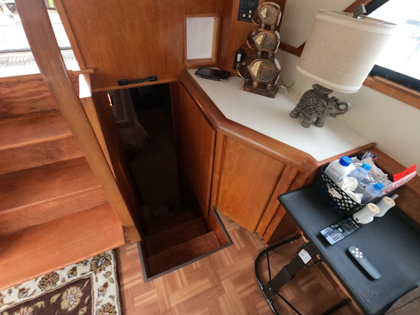 Californian-52 Cockpit Motor Yacht 1990-Thisle Dew Port Angeles-Washington-United States-Aft Master Cabin Passage-1776686