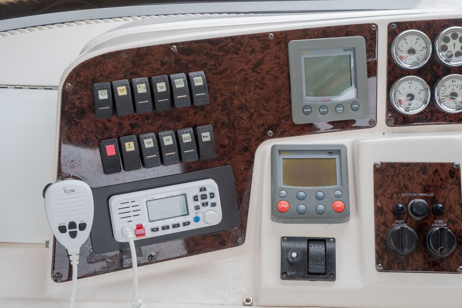 Regal-3880 Commodore Sedan 2006-Goddess Mount Pleasant-South Carolina-United States-Switches and VHF-1782981 | Thumbnail