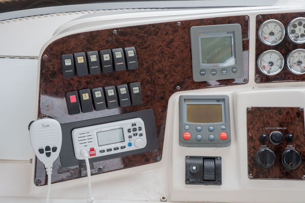 Regal-3880 Commodore Sedan 2006-Goddess Mount Pleasant-South Carolina-United States-Switches and VHF-1782981