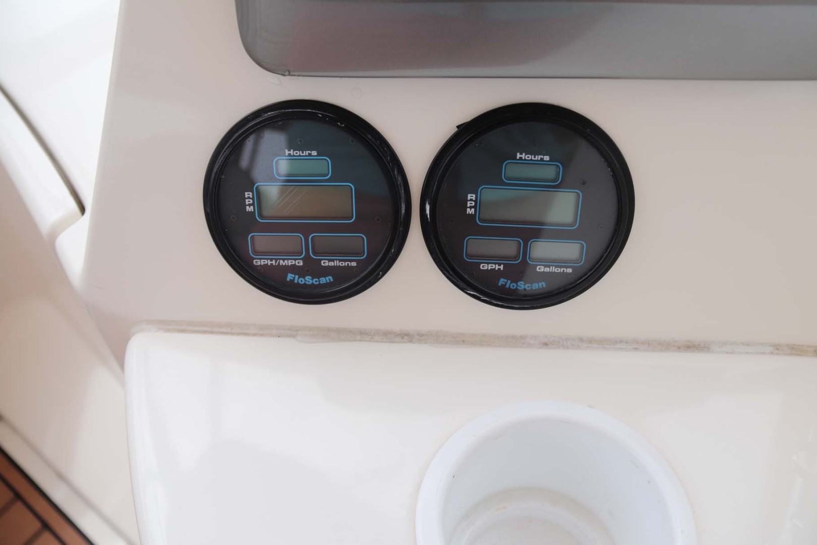 Silverton-Sport Bridge 380 2005-Koncubine Apollo Beach-Florida-United States-Gauges-1784227 | Thumbnail