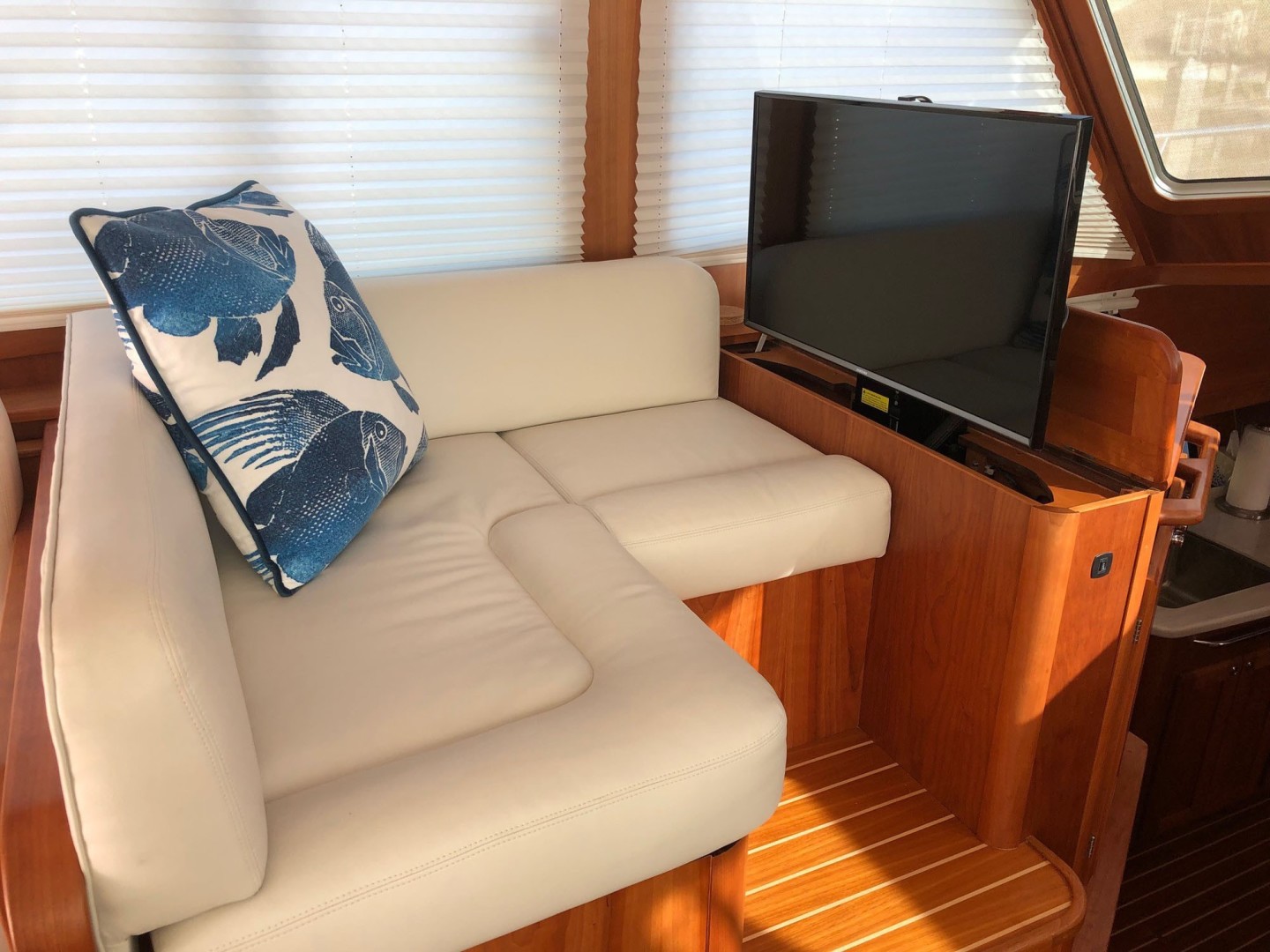 Sabre-Salon Express 2019-Rowe Boat Ponte Vedra Beach-Florida-United States-Samsung TV on High-Lo Lift-1808720 | Thumbnail