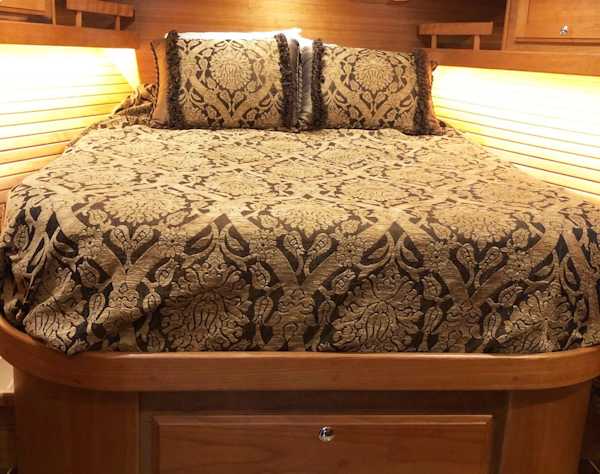 Sabre-Salon Express 2019-Rowe Boat Ponte Vedra Beach-Florida-United States-Spacious VIP Stateroom in Bow  Large Island Style Berth-1808736
