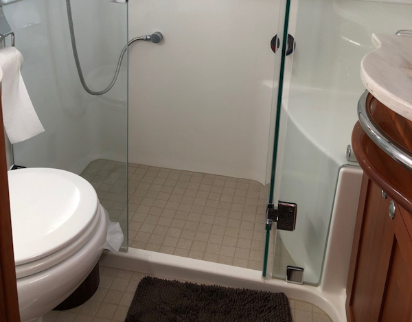 Sabre-Salon Express 2019-Rowe Boat Ponte Vedra Beach-Florida-United States-Glass Shower Stall with Seat-1808735