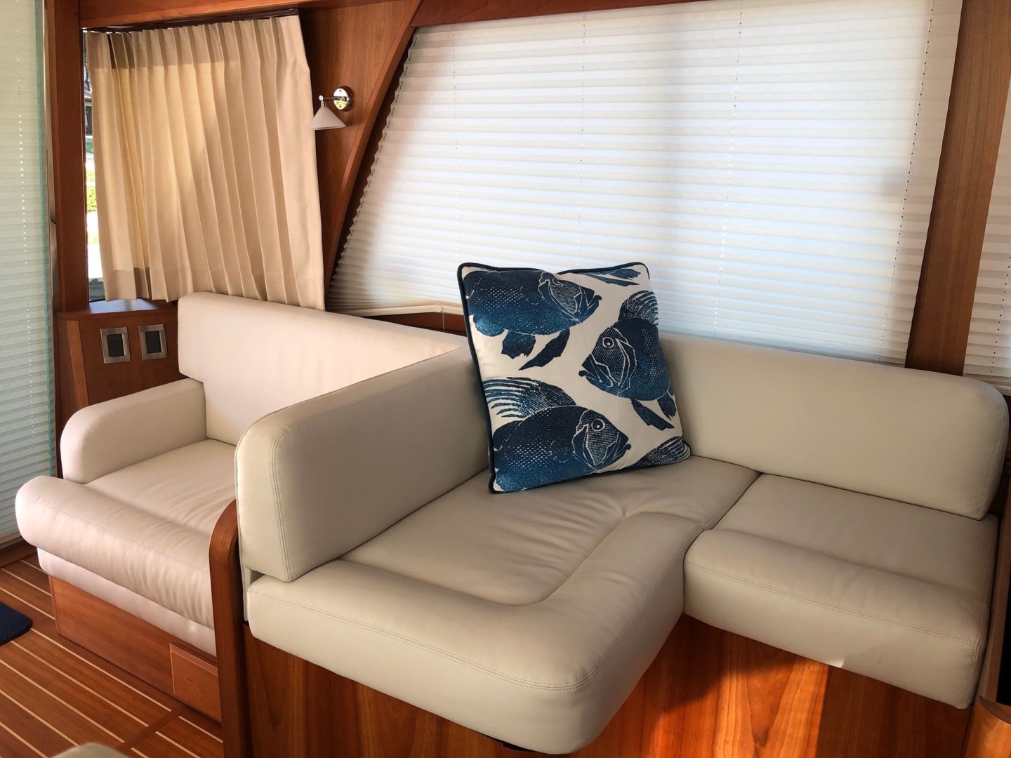 Sabre-Salon Express 2019-Rowe Boat Ponte Vedra Beach-Florida-United States-Port Side Aft Sofa-1808719 | Thumbnail
