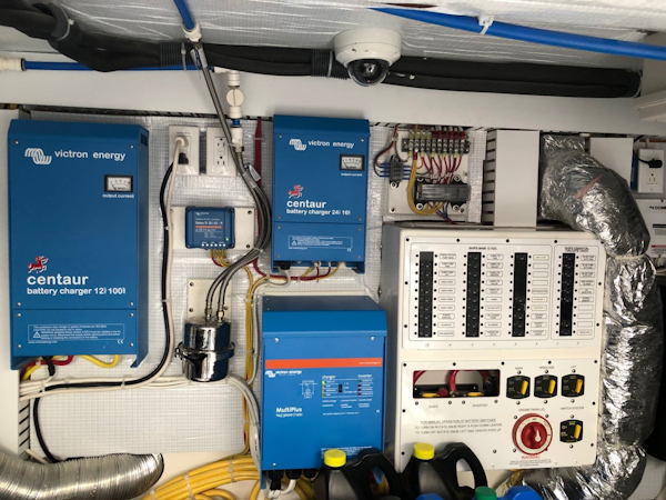Sabre-Salon Express 2019-Rowe Boat Ponte Vedra Beach-Florida-United States-Battery Charger-1808756