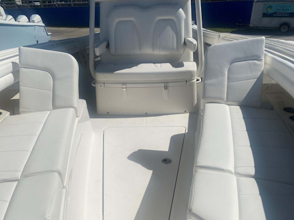 Regulator-31CC 2018 -Islamorada-Florida-United States-Forward Seating with Flip-Up Backrests-1809623