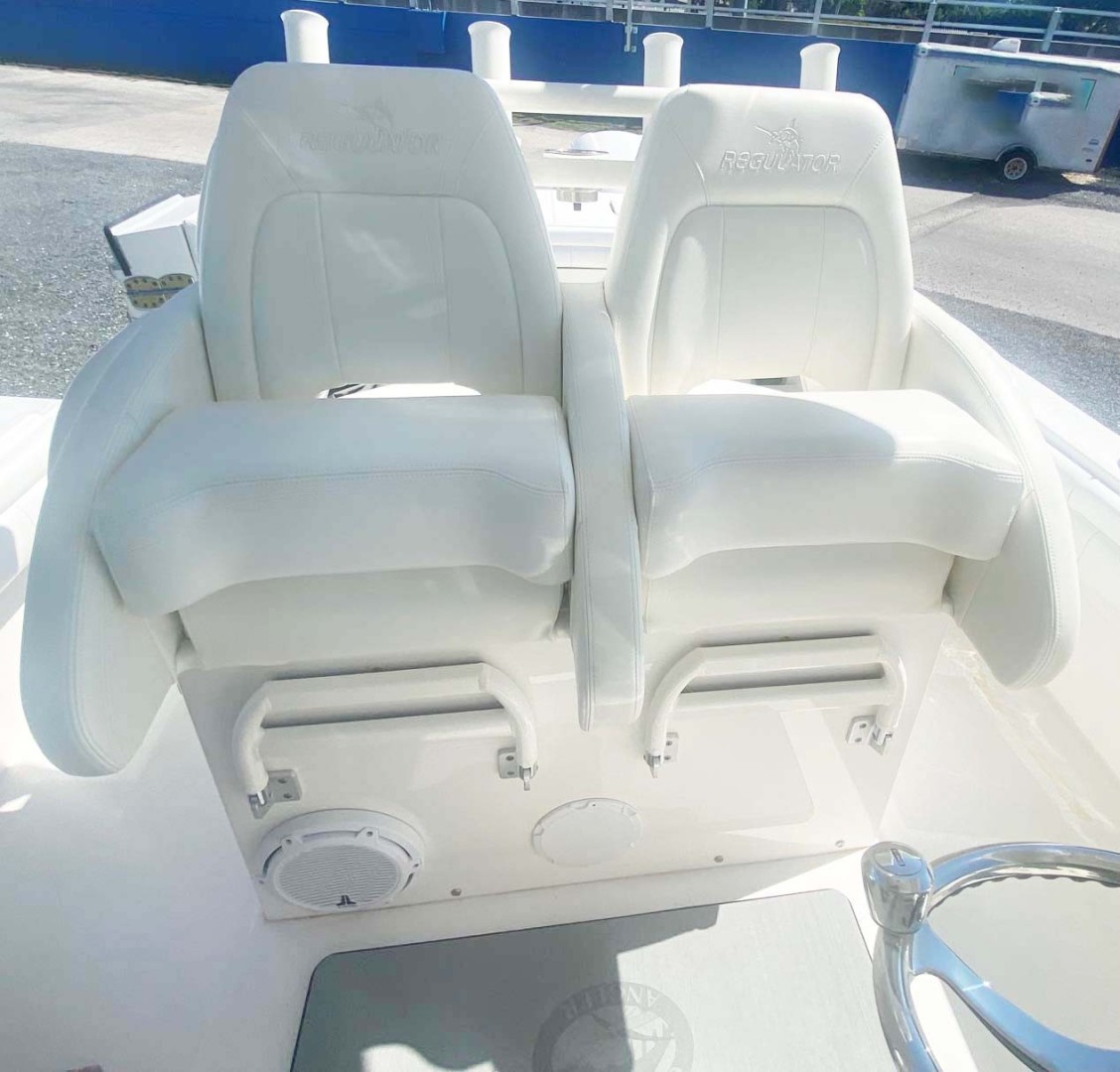 Regulator-31CC 2018 -Islamorada-Florida-United States-Helm Seats-1812305 | Thumbnail
