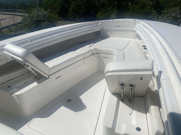 Regulator-31CC 2018 -Islamorada-Florida-United States-Forward Seating with Flip-Up Backrests-1809622