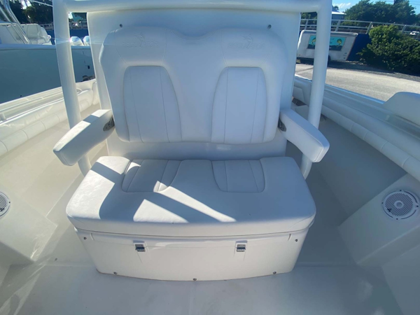 Regulator-31CC 2018 -Islamorada-Florida-United States-Center Console Seating with Armrests and Cup Holders-1809626