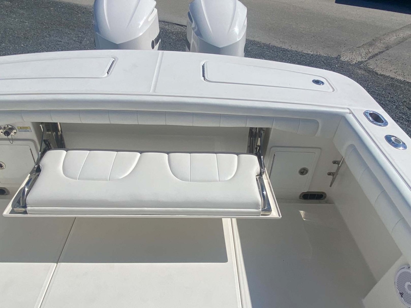 Regulator-31CC 2018 -Islamorada-Florida-United States-Integrated Flush Folding Transom Seat-1809646 | Thumbnail