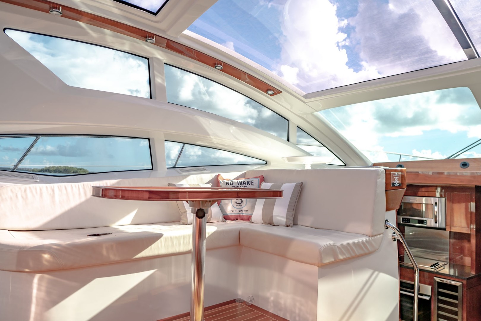 Savannah-54 2011-INVERSE ENTROPY Fort Lauderdale-Florida-United States-Dinette, to port, with L-shaped settee and pedestal mounted table-1868596 | Thumbnail