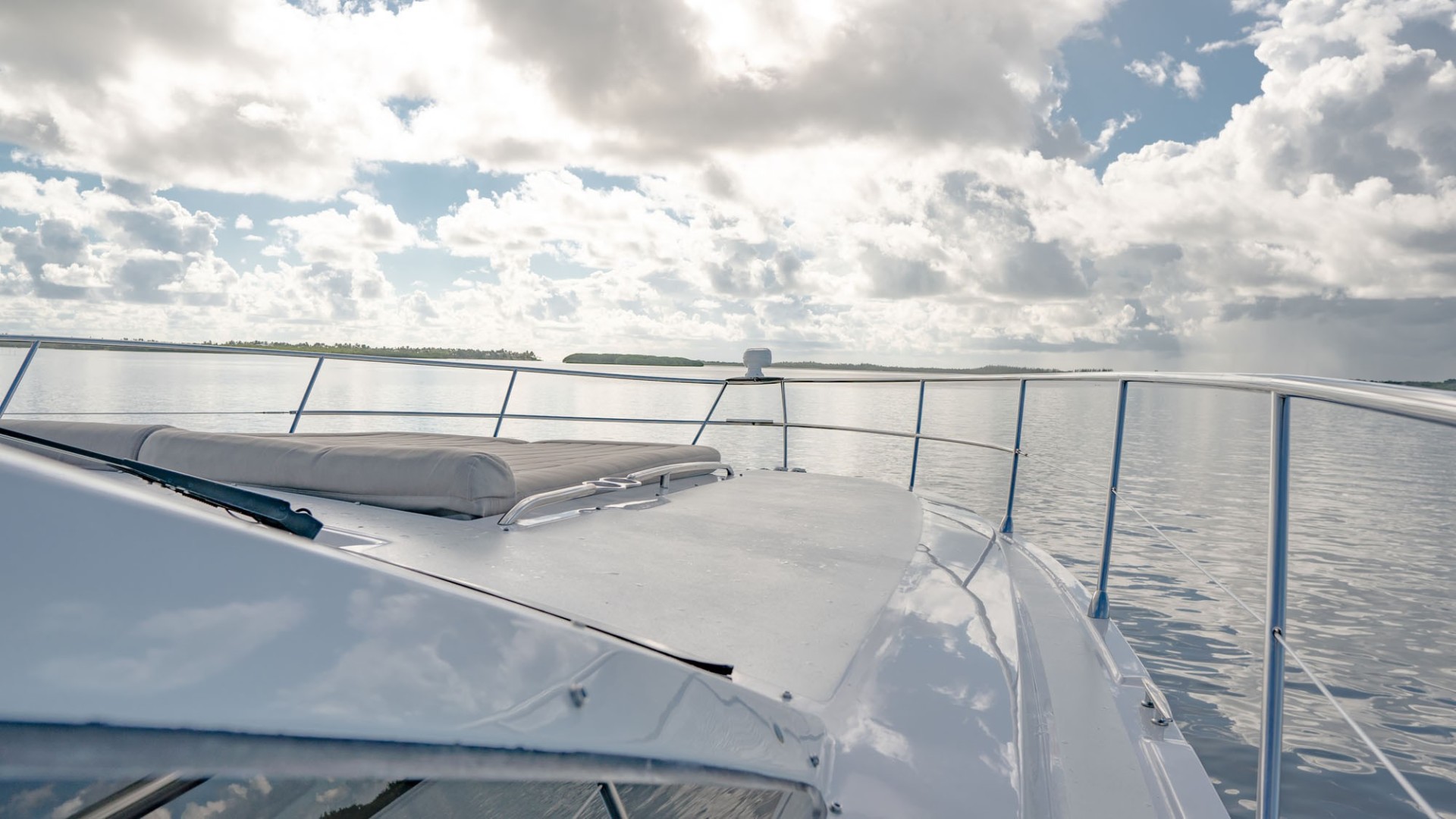 Savannah-54 2011-INVERSE ENTROPY Fort Lauderdale-Florida-United States-Foredeck-1868640 | Thumbnail