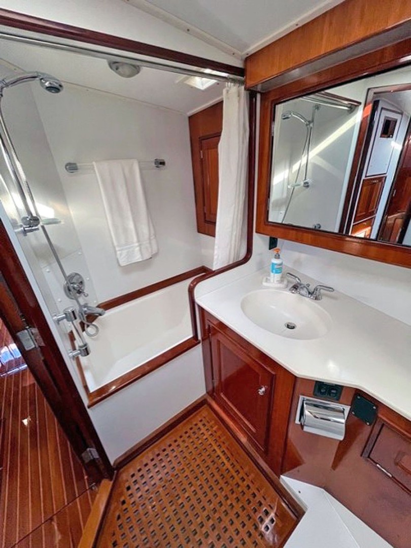 Alden-Palmer Johnson 78 1984-SIROCCO Somerset-Massachusetts-United States-Owners Shower-2251552 | Thumbnail