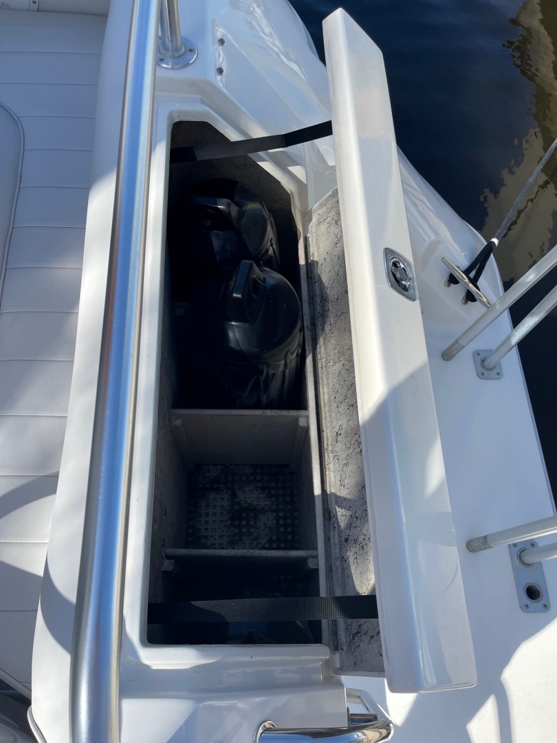 Sea Ray-Sedan Bridge 1995-Paradise II Naples-Florida-United States-Transom Fender Storage-2603423 | Thumbnail